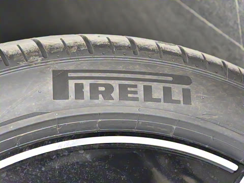 2025�� �Ŀ� E 300 L �����˶���