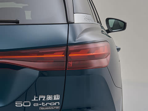 2022�� 50 e-tron quattro ��ҫ�� ������װ