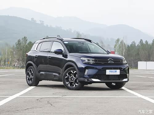 claudia真皮舒适座椅,长途乘坐更舒心;侧翼