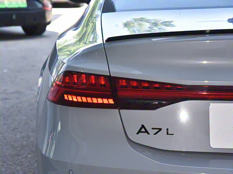 2025�� 45 TFSI quattro RS �׼����ٰ�