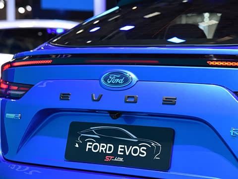 2022�� EcoBoost 245 ST-Line