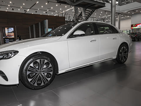 2025�� �Ŀ� E 300 L ������