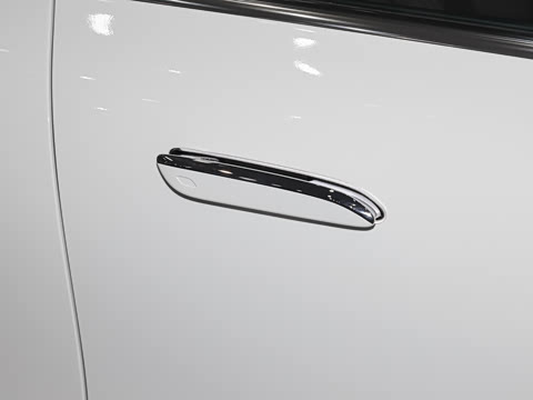 2025�� �Ŀ� E 300 L ������