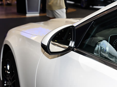 2023�� �Ŀ�� C 260 L �˶���