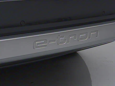 2022�� 50 e-tron quattro ��ҫ�� ������װ