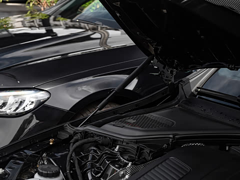 2025�� �Ŀ� E 260 �˶���