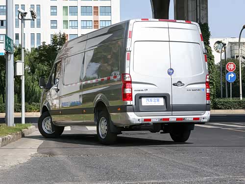 2023款 厢式运输车 加长轴中顶 3座