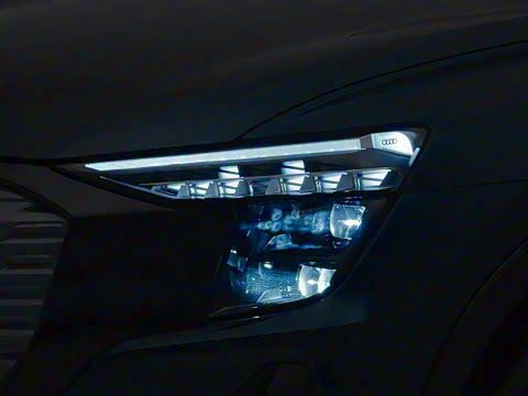 2023�� 50 e-tron quattro ��ҫ�� ������װ