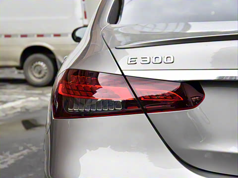 2021�� �Ŀ� E 300 �˶���