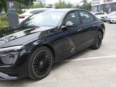 2025�� �Ŀ� E 300 �������˶���