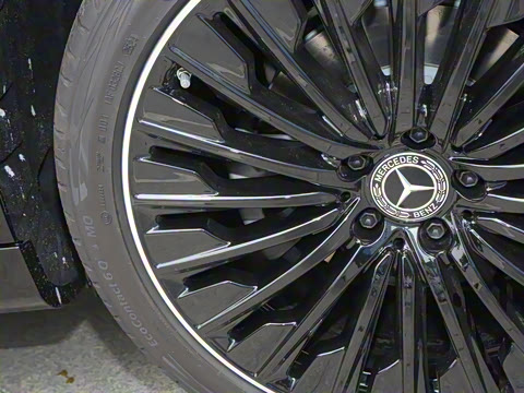 2025�� �Ŀ� E 300 �������˶���