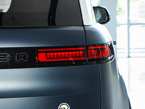 2025�� 4.4 V8 SV Edition Two