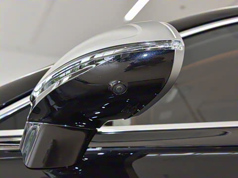 2026�� 4.0T V8 Mulliner