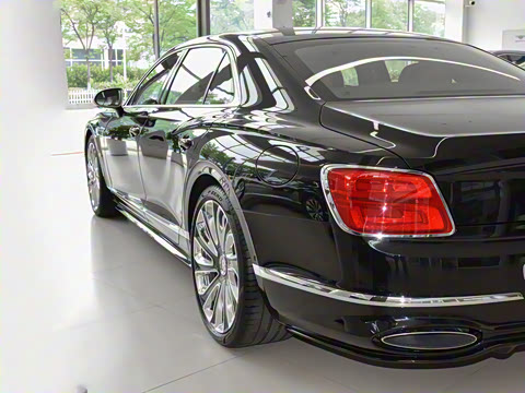 2026�� 4.0T V8 Mulliner