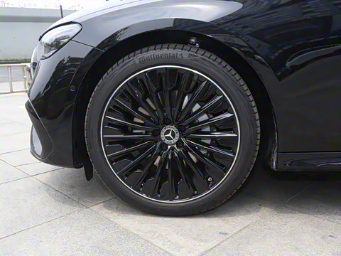 2025�� �Ŀ� E 300 �������˶���