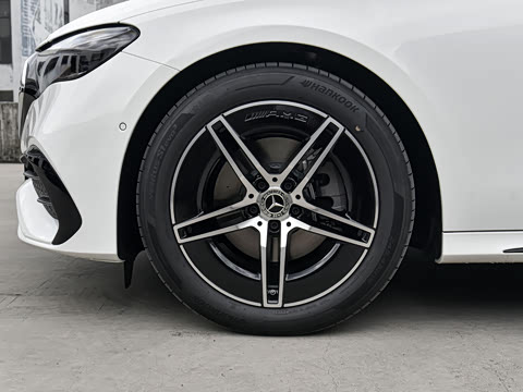 2025�� �Ŀ� E 260 �˶���