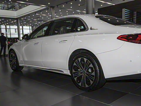 2025�� �Ŀ� E 300 L ������