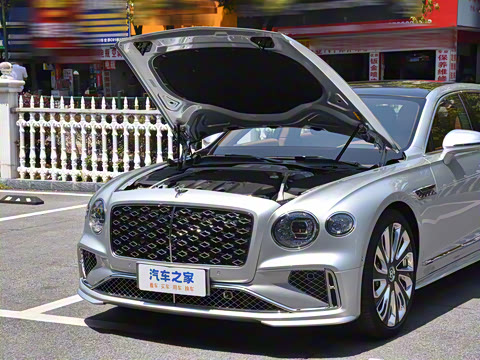 2026�� 4.0T V8 Mulliner