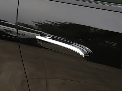 2025�� �Ŀ� E 300 �������˶���