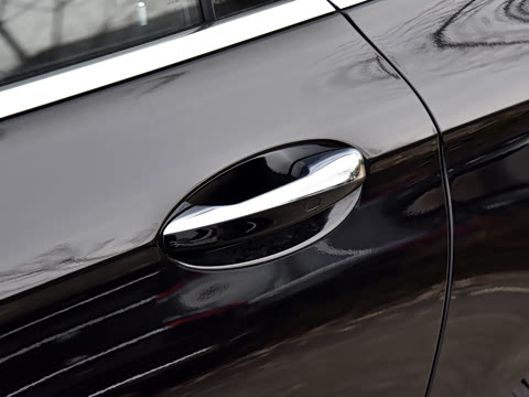 2022�� �Ŀ� E 350 e L ���ʽ��϶����˶��γ�