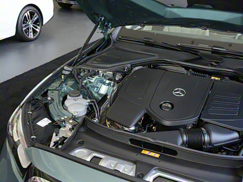 2025�� �Ŀ� E 260 �˶���