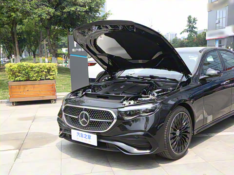 2025�� �Ŀ� E 300 �������˶���