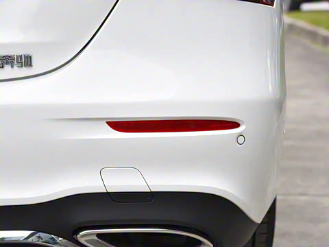 2022�� �Ŀ� E 300 L �˶������