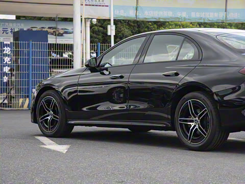 2025�� �Ŀ� E 260 �˶���