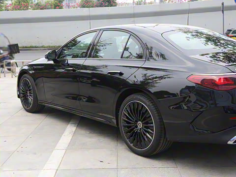 2025�� �Ŀ� E 300 �������˶���