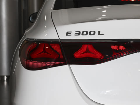 2025�� �Ŀ� E 300 L ������