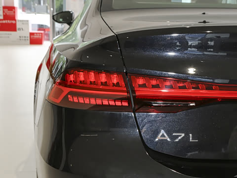 2025�� 45 TFSI quattro ������