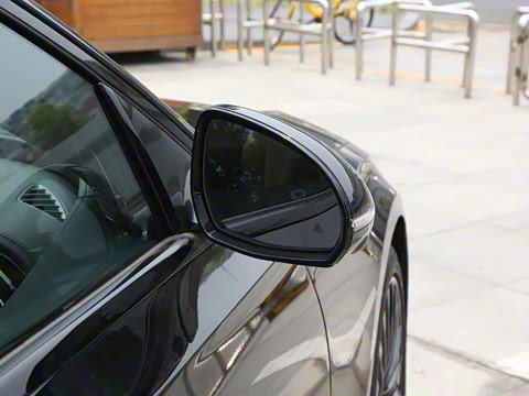 2025�� �Ŀ� E 300 �������˶���