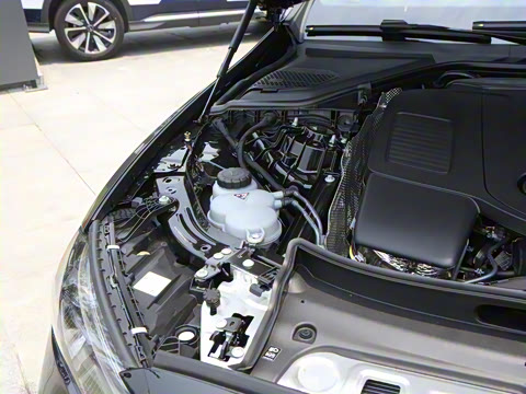 2025�� �Ŀ� E 300 �������˶���