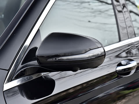 2022�� �Ŀ� E 350 e L ���ʽ��϶����˶��γ�