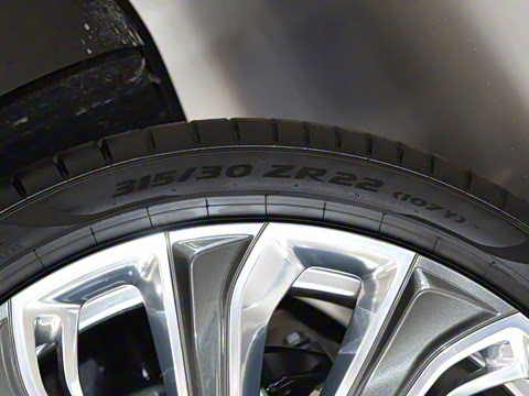 2026�� 4.0T V8 Mulliner