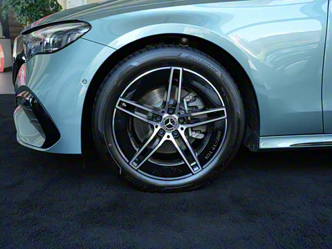 2025�� �Ŀ� E 260 �˶���