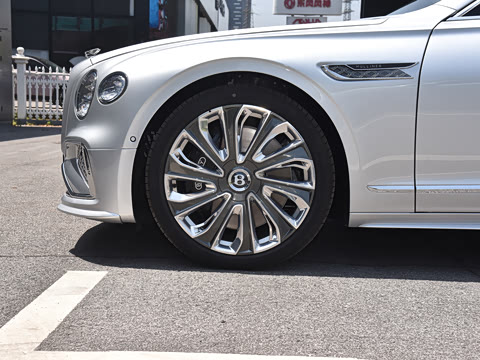 2026�� 4.0T V8 Mulliner