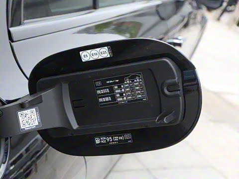 2025�� �Ŀ� E 300 �������˶���