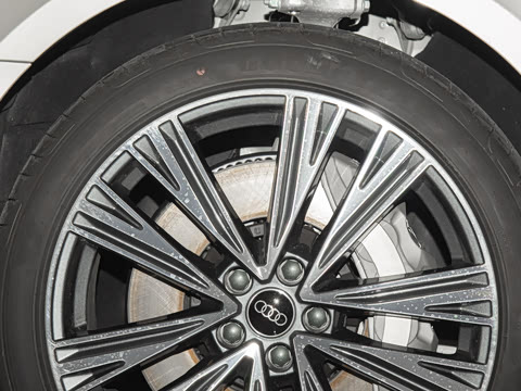 2025�� �Ŀ� 55 TFSI quattro �콢������