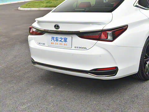 2022�� 300h F SPORT