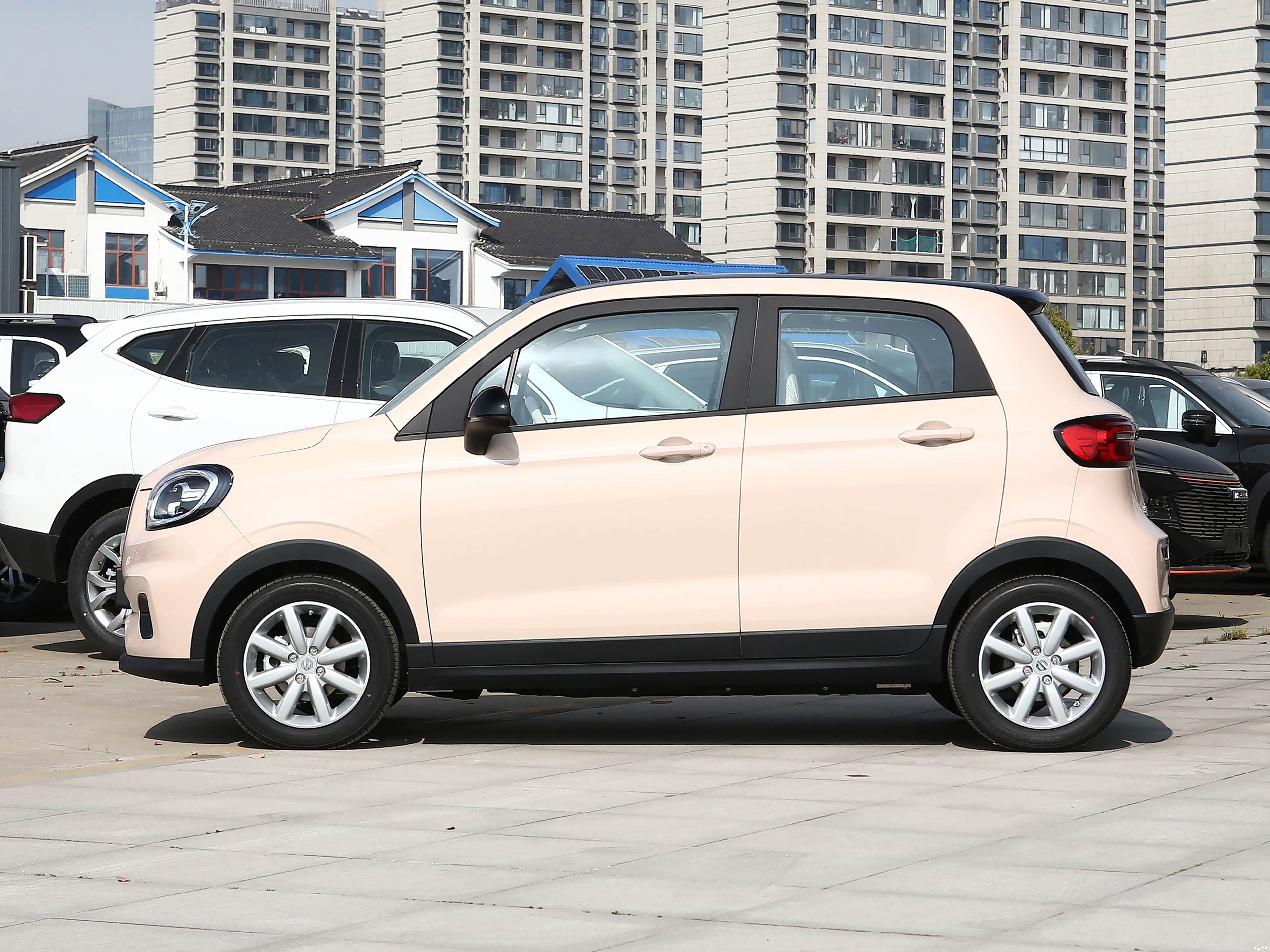 零跑t03:家庭首选的智慧微型车