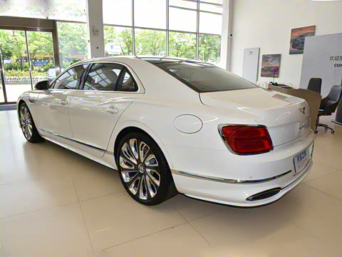 2026�� 4.0T V8 Mulliner
