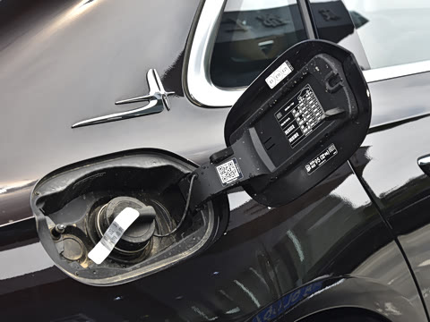 2025�� �Ŀ� E 300 L �����˶���