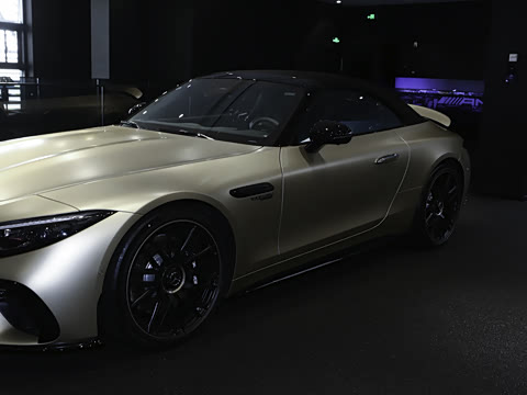 2026�� AMG SL 63 Golden Coast
