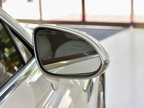 2026�� 4.0T V8 Mulliner