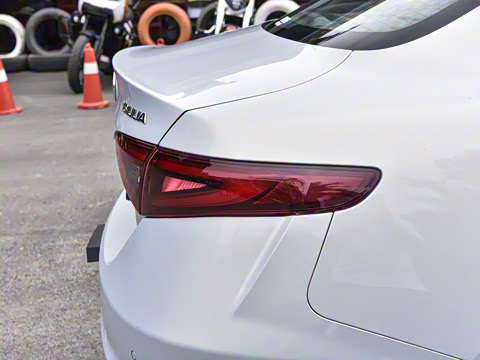 2022�� 2.0T 280HP Ti �ݿذ�