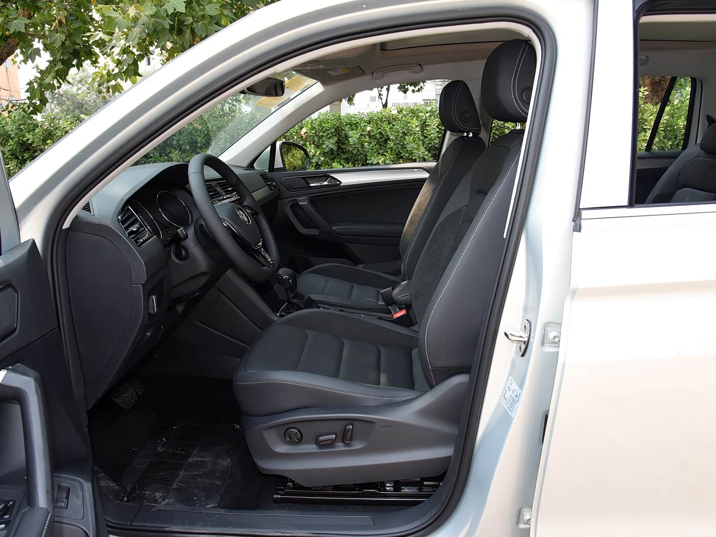 内饰颜色:酷雅黑(4164张)全景内饰车主提车价:75条真实提车价>