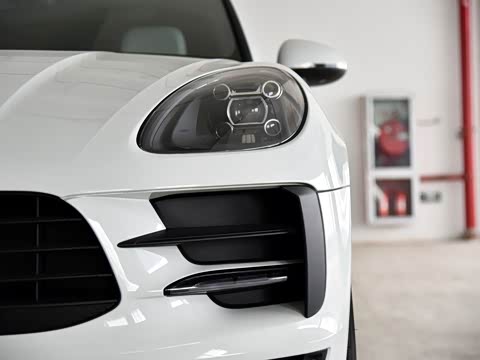 2018�� Macan 2.0T