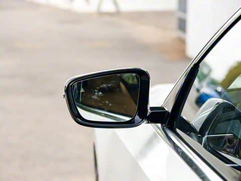 2020�� 325Li �׷���