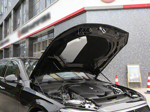 2025�� �Ŀ� E 300 L �����˶���